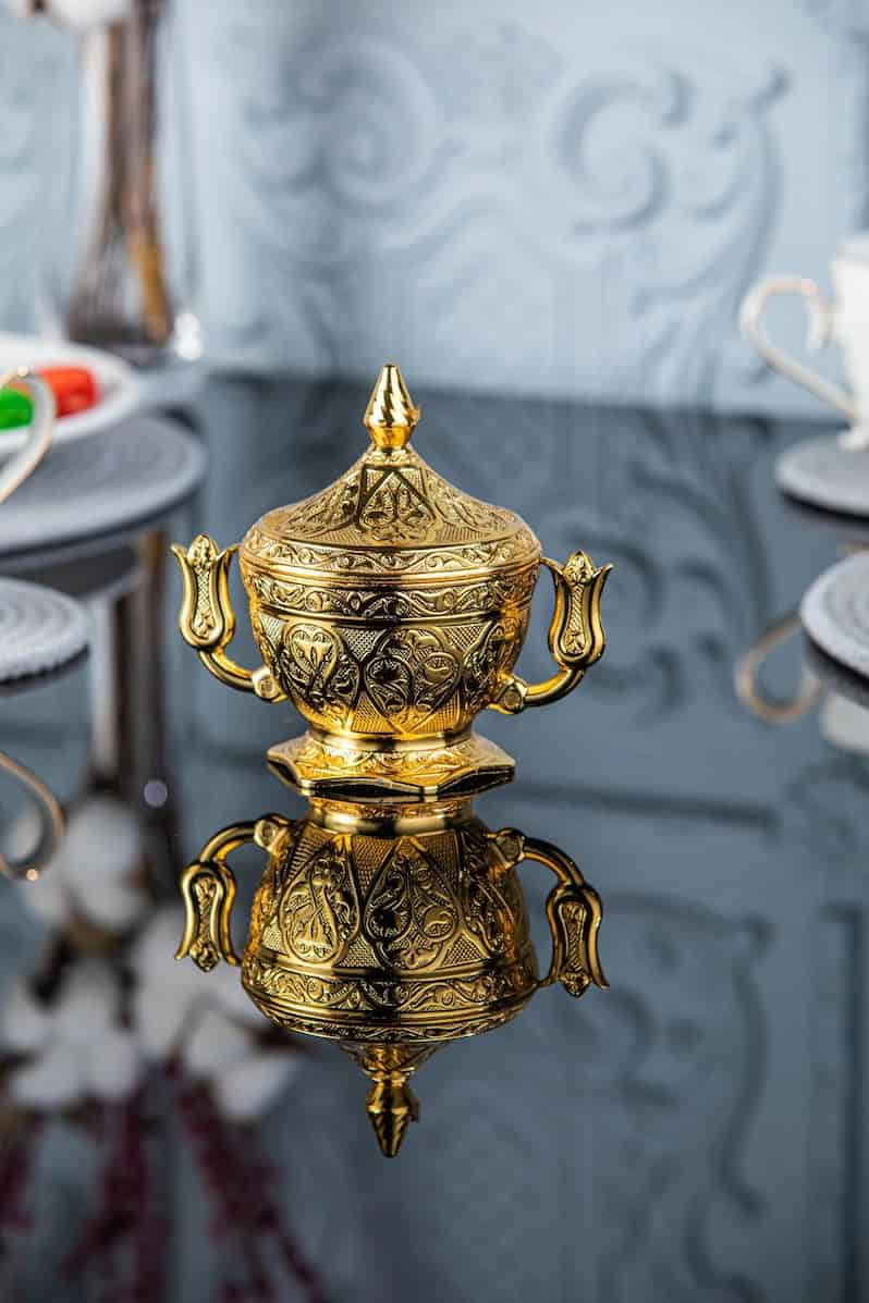 قندان مسی شیک با حال‌وهوای مدرن و فرم خوش‌تراش